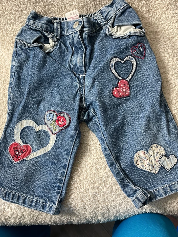 Pantalones de mezclilla para niña Gymboree 6-12M con diseños de corazón Foto 1 de 4