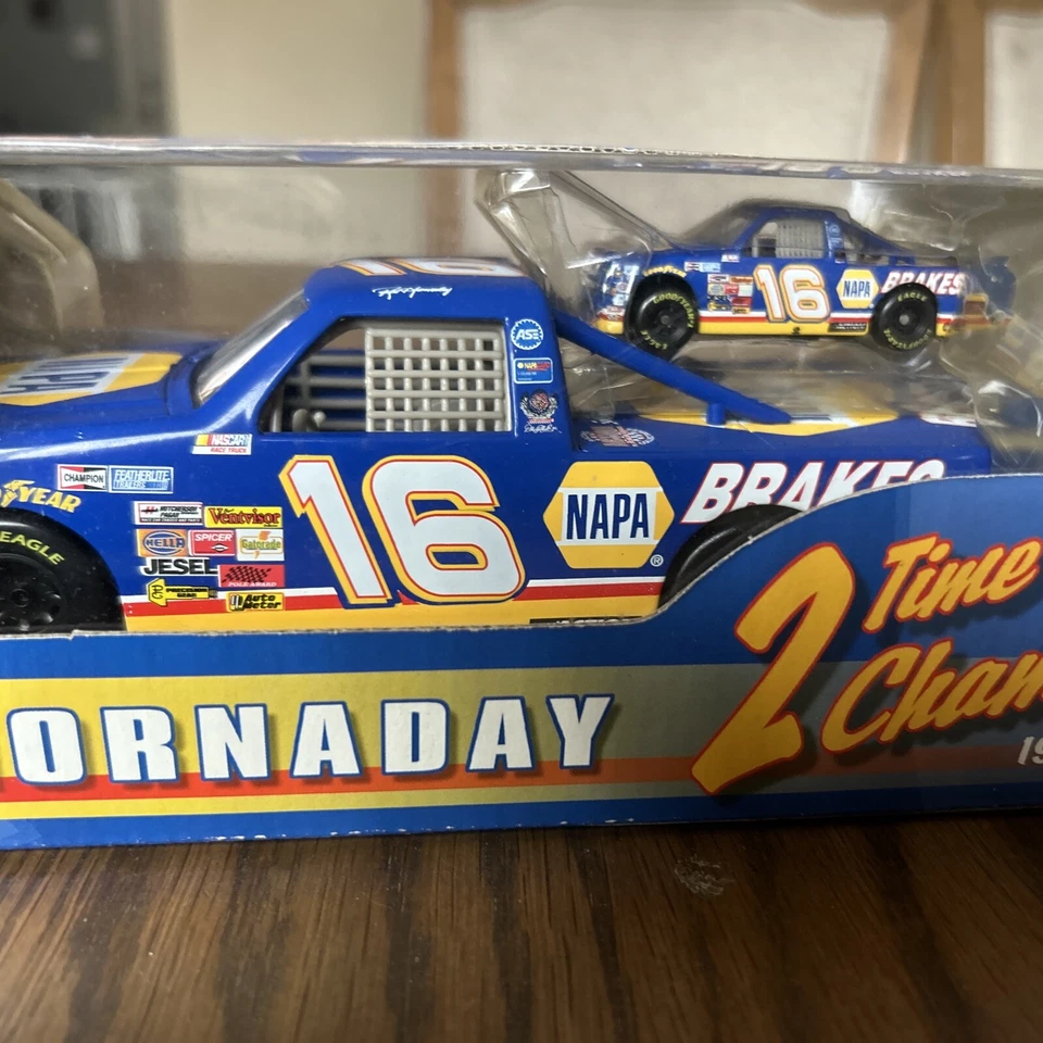 Camión fundido a presión de acción 1/24 Ron Hornady 96 y 98 Champion Nascar 2 veces campeón Foto 1 de 3