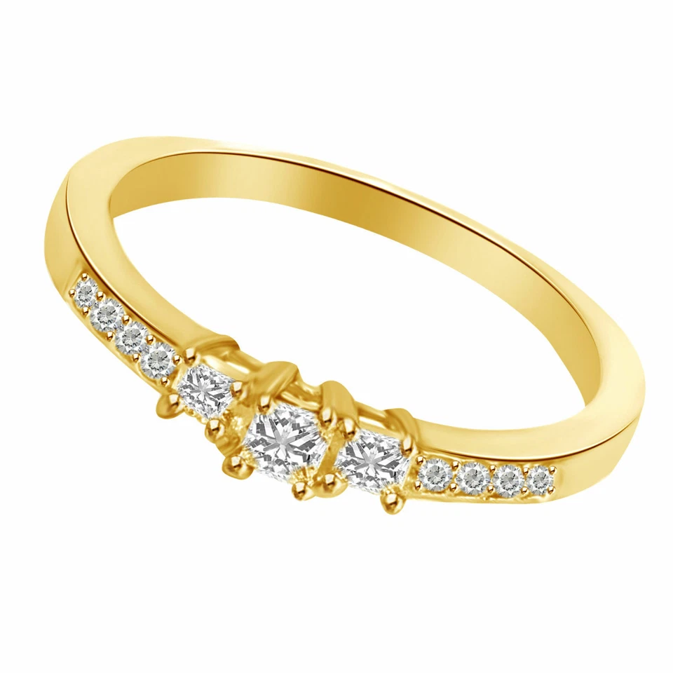 Anillo de compromiso cuadrado de diamantes talla princesa de tres piedras de oro amarillo de 14K de 1/4 quilates Foto 1 de 4