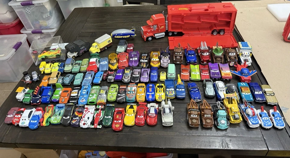 Lote de 98 autos Disney Pixar con camión de almacenamiento Mack Foto 1 de 1