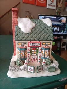 Beleuchtetes Weihnachtsdorf Haus Süßigkeiten SWEET SHOPPE Vintage 1993 Prettique - Bild 1 von 7