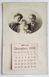 CALENDARIO DE COLECCIÓN RPPC RETRATO FAMILIAR MADRE PAPÁ HERMOSO BEBÉ DICIEMBRE 1910 - Imagen 1 de 2
