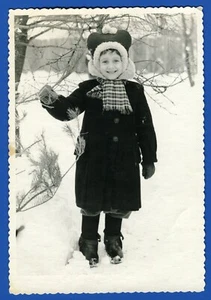 Schönes Mädchen im Pelzmantel und Mütze, Winter Schnee sowjetisches Neujahrsfoto - Bild 1 von 4