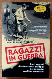 LIBRO Saggi RAGAZZI IN GUERRA Laurel Holliday 1999 Est Tascabile Diari segreti - Foto 1 di 2