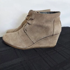 TOMS Taupe Suede Woman's Desert Wedged Heel Shoes Booties Size 10 - Picture 1 of 8