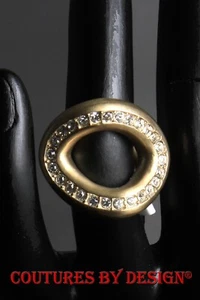 Anillo de cóctel de oro cepillado St John Knits con cristales de Swarovski transparentes 6,5 nuevo con etiquetas - Imagen 1 de 2