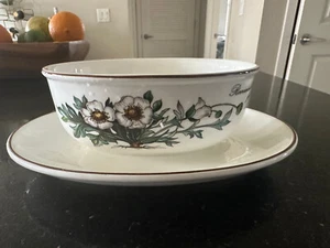 Villeroy & Boch Botanica Gravy Boat Attached Underplate - Ranunculus - Picture 1 of 3