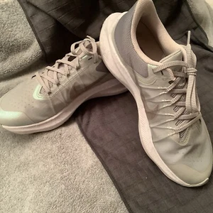 Nike Zoom Wind-Flo Damen-Sneaker Größe 8 hell beschlaggrau/hellgrün Swoosh sehr guter Zustand - Bild 1 von 7