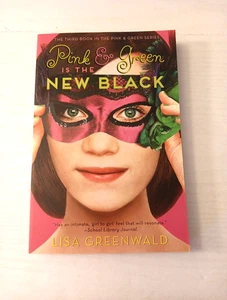 Pink and Green Is the New Black Lisa Greenwald 2014 Paperback Teen Novel - Foto 1 di 3