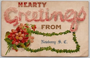 um 1909 Postkarte Herzliche Grüße aus Newberry South Carolina SC geprägte Blumen - Bild 1 von 2