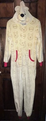 Цельная мягкая пижама с капюшоном Disney Winnie The Pooh для взрослых размер M желтая и красная - Изображение 1 из 4