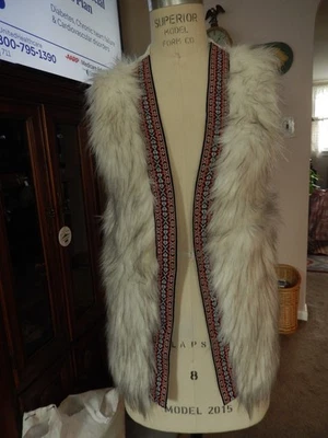 Chaleco Suéter Xhilaration Piel Sintética Frente Abierto Tapiz Borde BOHO HIPPIE TALLA M Foto 1 de 4