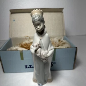Lladro Figurine Crown Robe Balthasar Belen 4675 Holding Pink Lamb Spain - Picture 1 of 8