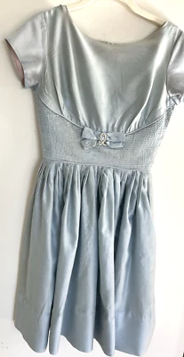 Vintage Mad Masculino Estilo Anos 1950 Azul Claro Laço Vestido Pin Strass LEIA - Imagem 1 de 4