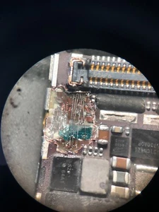 iPhone 6 pistas de PCB dañadas por tornillo incorrecto reparación sin pantalla después del reemplazo de LCD - Imagen 1 de 3