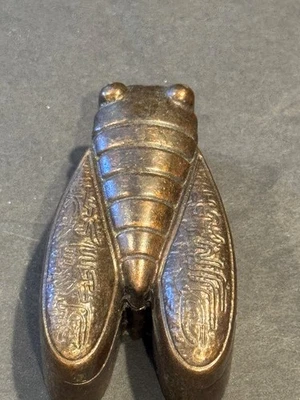 Una pequeña caja china en forma de cigarra de bronce fundido con marcador. Foto 1 de 4