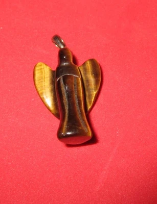 Colgante de ángel ojo de tigre tallado con fianza de plata de ley Foto 1 de 3