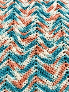 Handarbeit gehäkelte afghanische Decke Überwurf mehrfarbig 46x96 Zick Zack Muster - Bild 1 von 3