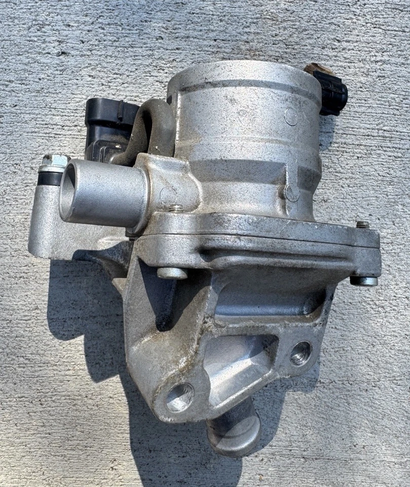 Bomba de inyección de aire secundaria Toyota Land Cruiser 2005-2007 4,7 L 25704-50010 OEM Foto 1 de 4