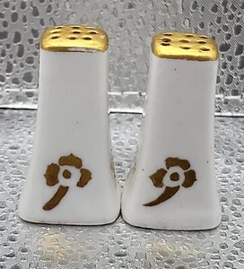 Vintage Japan Small White Porcelain w/ Gold Accents Salt And Pepper Shakers - Picture 1 of 10
