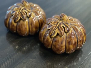 Zucche Decorative in Ceramica con Foglie Zucca Statuine Autunno Halloween Set 2 - Foto 1 di 5
