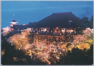 Kioto Japón, Templo Kiyomizu-dera por la noche, flores de cerezo, - Imagen 1 de 2
