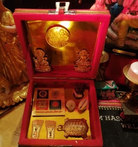 BOX SET LAXMI KUBER WEALTH CHARM RARE YANTRA PENDANT GOMTI ALTAR WICCA TALISMAN - Picture 1 of 3