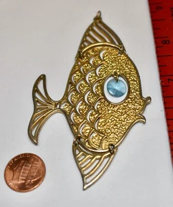 VINTAGE ALTER FISCH ANHÄNGER ANHÄNGER mit KUNSTSTOFF GRÜNES AUGE UND BEWEGLICHEN FLOSSEN 4 Zoll - Bild 1 von 1