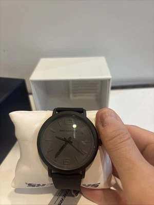 Reloj Sketchers con correa de silicona envolvente negra para dama Foto 1 de 4