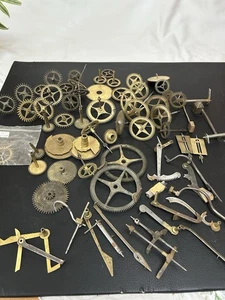 UHRENTEILE - GROSSE MENGE VERSCHIEDENER ANTIKER LANGGEHÄUSETEILE - Bild 1 von 20