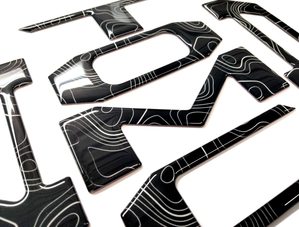 LETRAS TOPOGRÁFICAS 3D NEGRAS ABOVEDADAS PORTÓN TRASERO PARA TOYOTA TACOMA 2024-25 HECHAS EN EE. UU. Foto 1 de 2