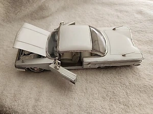 JADA - Rare - 1960 (White) Chevrolet Impala - 1/24 Diecast Car - Picture 1 of 12
