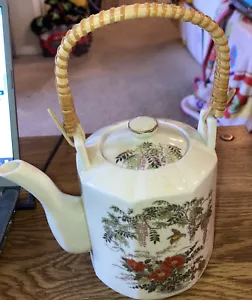Tetera japonesa de porcelana estilo Satsuma codornices florales, mango de ratán - Imagen 1 de 10
