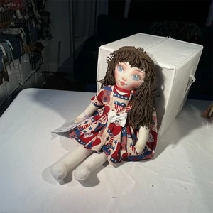 Muñeca de trapo patriótica hecha a mano "Daisy Doodlebug" por Lidia’s Dolls - Imagen 1 de 2