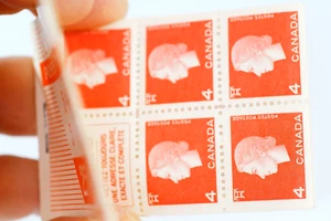 1963 Canada Postage Stamp Crystals Booklet 5x 1 Cent 5x 4 Cent Stamp Sheets - Picture 1 of 7