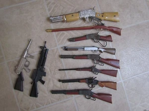 10 Vintage Spielzeug Replik Waffen Lot Miniatur Tommy Gewehr Metall & Kunststoff nicht funktionsfähig - Bild 1 von 15