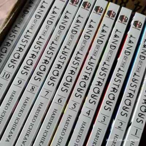 Land Of The Lustrous NUOVO Manga Fumetto Set Completo Vol 1-12 FINE Versione Inglese Veloce - Foto 1 di 17