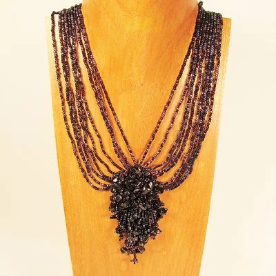 Collar Bali de cuentas de semillas hechas a mano con racimo de astillas de piedra de hematita negra de 16"  Foto 1 de 4