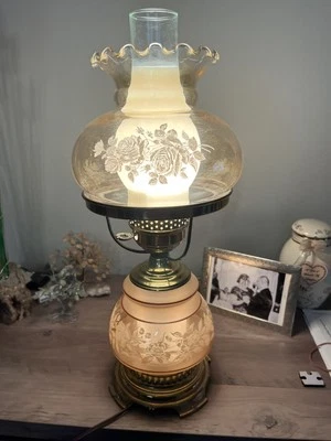 Vtg Quoizel Amber Glass Hurricane ( Gone With The Wind Shade ) Rose Pattern Lamp - Image 1 of 4