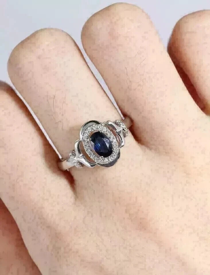 Alianza de boda con halo de zafiro azul simulado de corte ovalado de 2 quilates enchapada en oro blanco de 14 k Foto 1 de 4