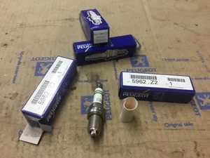 Genuine Peugeot 106 306 citroen saxo vts Spark Plug 5962z2 Fr6kdc 5960j7 - Picture 1 of 4
