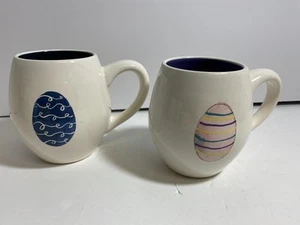 Rae Dunn Happy Easter Eggs Frühling Kaffeebecher Tasse Frühling lila blau Ei 2er Set - Bild 1 von 5