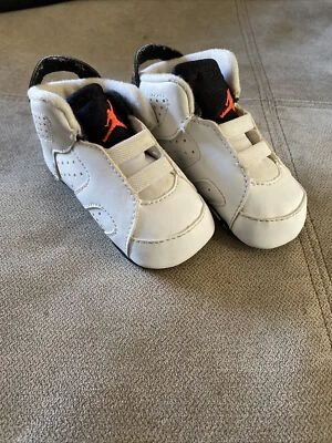 Nike Air Jordan Zapatos para Cuna Infantil 525442-123 Blanco/Negro/Coral Talla 2C Foto 1 de 4