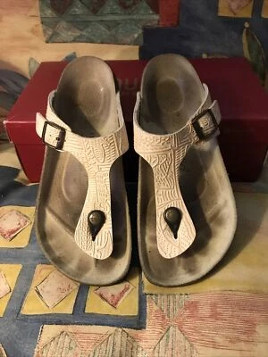 Birkenstock Papillio 女式 7 Gizeh Birko-Flor 棕褐色纹理丁字裤凉鞋 — 第 1/4 张图片