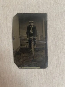 Giovani gentiluomini con bicicletta 1880 tipo tinta unita - Foto 1 di 3
