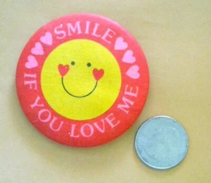 Smile If You Love Me Punze Herzen rot rosa Vintage Pinback/Knopf/Abzeichen 2,5" - Bild 1 von 3