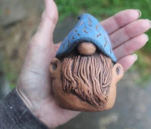 Wichtel Skulptur Figur Keramik Pottery Ton Volkskunst primitiv NEU Handarbeit - Bild 1 von 3