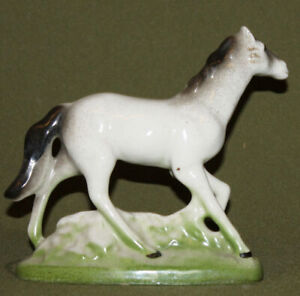 Figurine de cheval vintage en porcelaine faite à la main