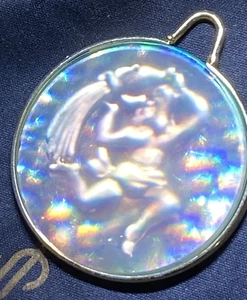 Vintage Glas Hologramm Kunst Tierkreis Stier Stier Astrologisches Zeichen 3D Anhänger 1980er Jahre - Bild 1 von 20