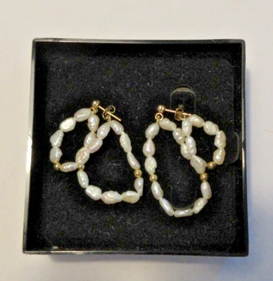 Pendientes colgantes envolventes de metal dorado y perlas de agua dulce hechos a mano - EN CAJA Foto 1 de 4